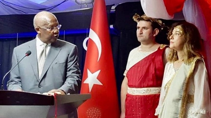 Турция отозвала посла в Уганде из-за древнегреческой одежды