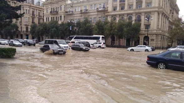 Ливень снова затопил Баку – ВИДЕО + ФОТО