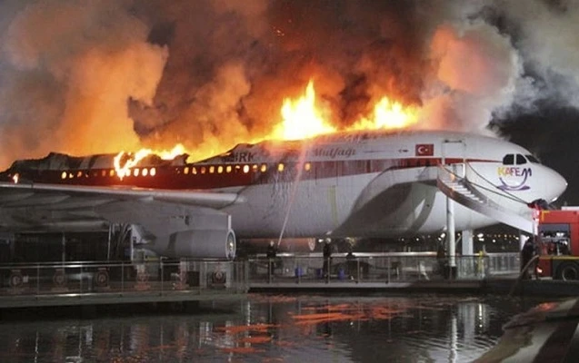 В Турции сгорел самолет-ресторан ВИДЕО