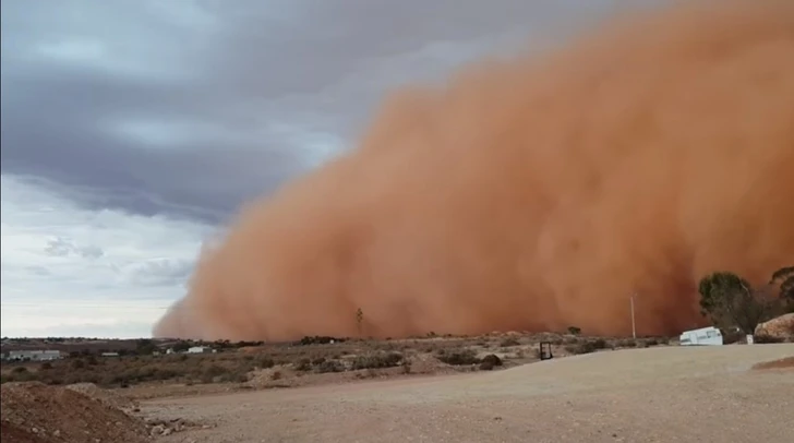 Гигантская пыльная буря напугала австралийцев - ВИДЕО