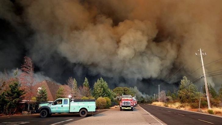 Разрушительный пожар в Калифорнии – ВИДЕО + ОБНОВЛЕНО