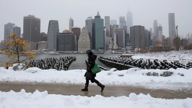 Снегопад парализовал Нью-Йорк - ВИДЕО