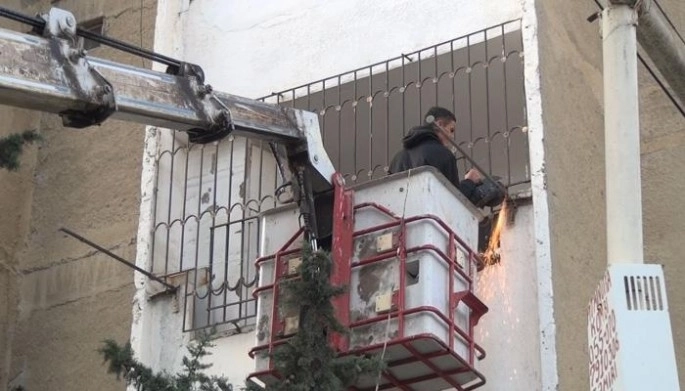 В Баку демонтированы веревки для сушки белья на балконах – ВИДЕО