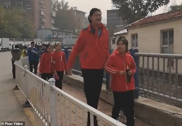 Обнаружена самая высокая девочка в мире – ВИДЕО