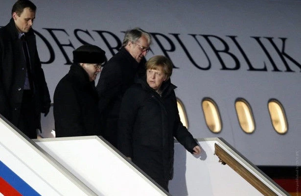Меркель полетела на саммит обычным рейсом – ФОТО