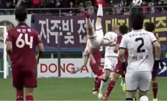 Корейский футболист сломал шею во время матча – ВИДЕО