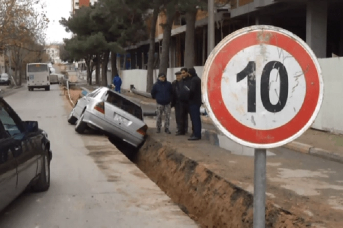 В Баку автомобиль упал в канаву для газопровода – ВИДЕО