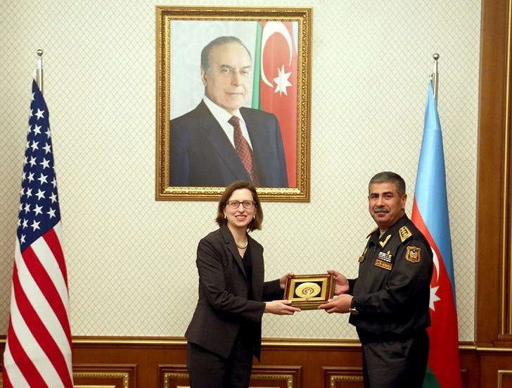 Закир Гасанов и Лаура Купер обсудили расширение военно-технического сотрудничества