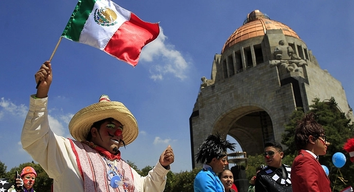 Суд в Мексике отказался снижать зарплаты чиновникам