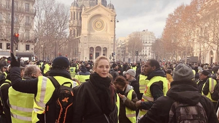 Ума Турман присоединилась к протестам в Париже