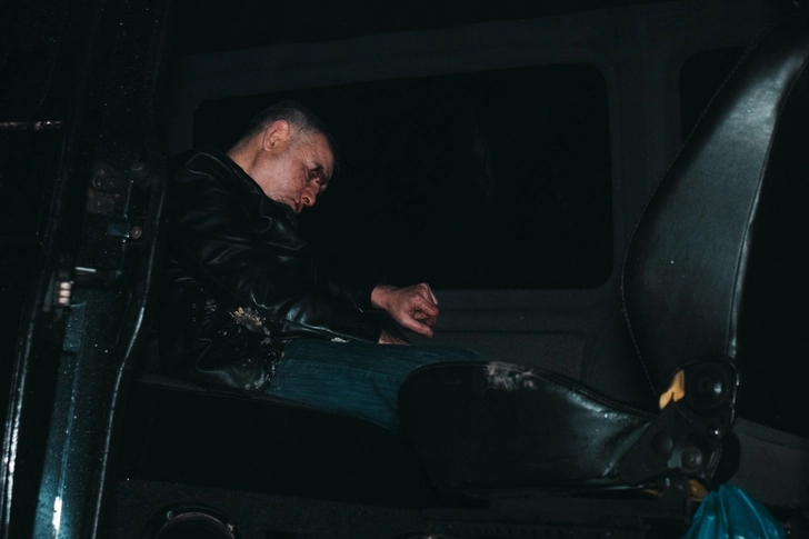 В Киеве пьяный азербайджанец на Volkswagen застрял над кюветом и уснул – ФОТО + ВИДЕО