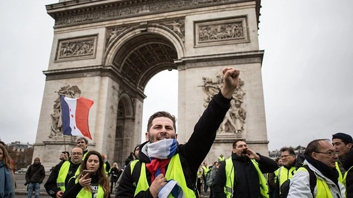 Ума Турман оказалась в центре акций протестов в Париже - ФОТО