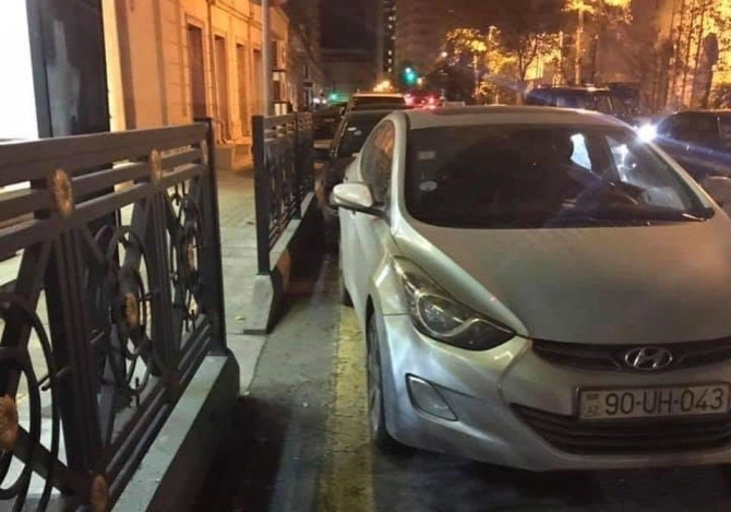 В Баку автомобили преграждают путь пешеходам – ФОТО