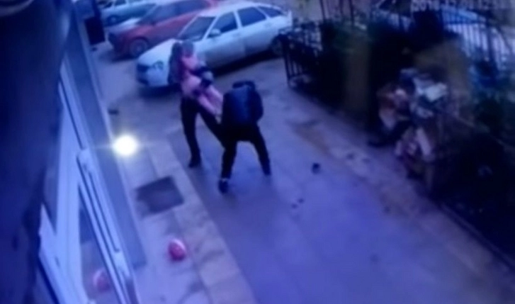 В Дагестане случайные прохожие спасли выпавшую из окна девочку – ВИДЕО
