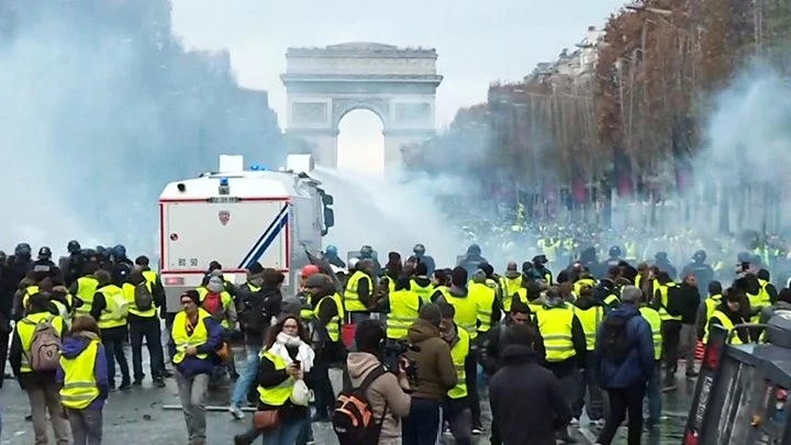 «Желтые жилеты» начали закидывать полицию шариками с краской