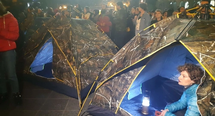 В Грузии оппозиция ставит палатки у здания парламента