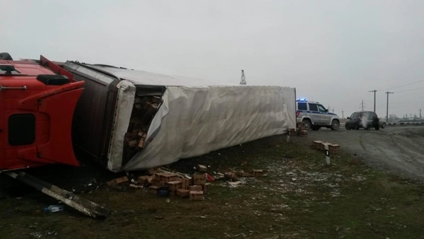 Сотрудники ГАИ Дагестана помогли пострадавшему водителю большегруза из Азербайджана