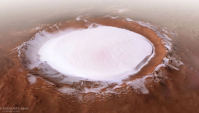 Получен снимок заснеженного кратера на Марсе