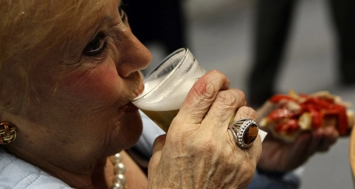 Пожилые сердечники, употребляющие алкоголь, живут дольше трезвенников, показало исследование
