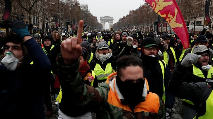 В очередной волне протестов желтых жилетов во Франции участвовали 12 тысяч человек