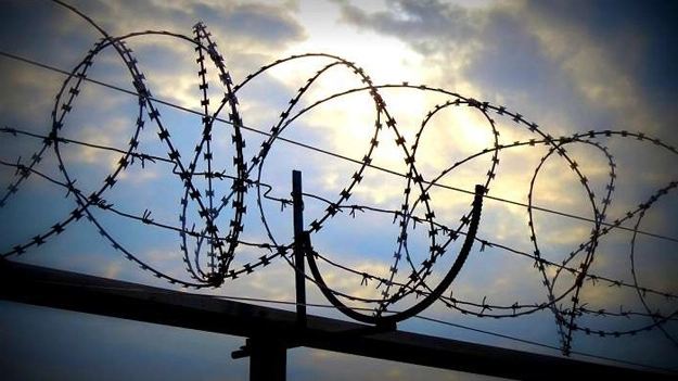 Во Франции заключенный сбежал из тюрьмы с помощью веревочной лестницы