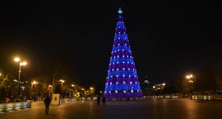 Новогодняя елка в Баку признана одной из главных в СНГ
