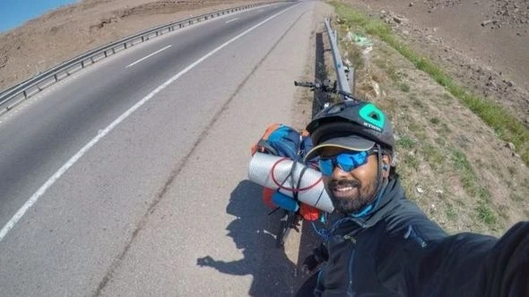 На велосипеде из Индии в Москву через Азербайджан – ФОТО