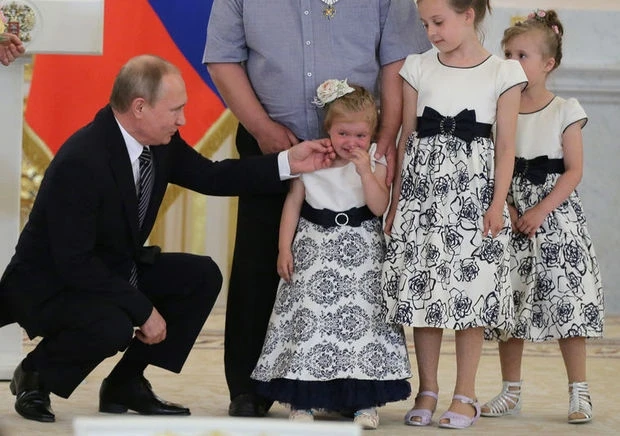 Путин успокоил расплакавшуюся девочку – ВИДЕО