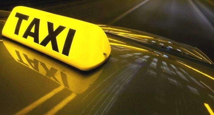 Таксист вернул забывчивому туристу пять тысяч долларов
