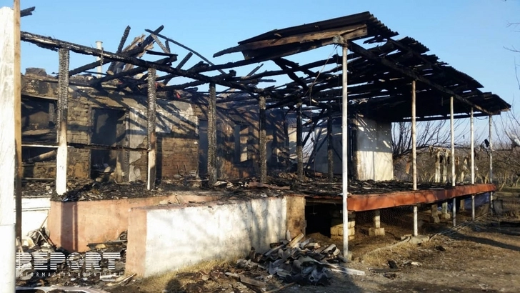 В Азербайджане полностью сгорел частный дом – ФОТО