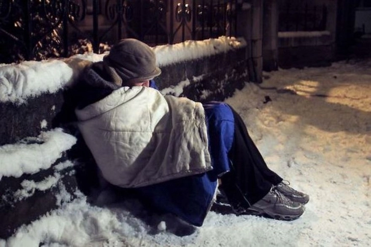 Как пережить надвигающуюся непогоду бездомным? Минтруда и соцзащиты отвечает на вопросы