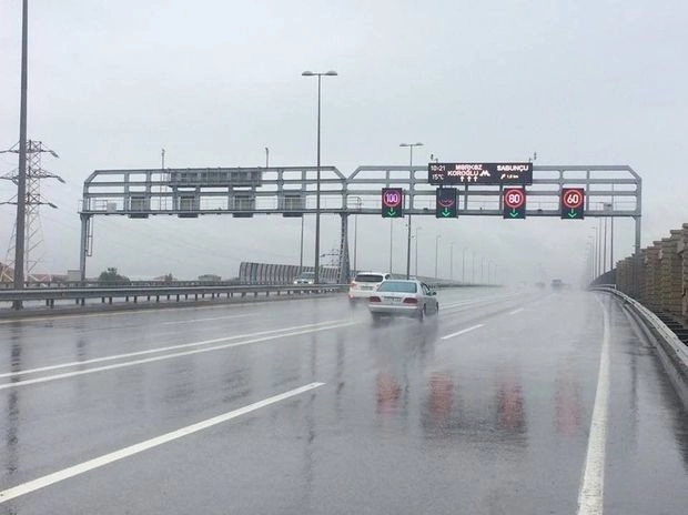 На основных автомагистралях Баку снижена скорость движения