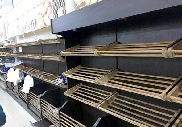 Жители столицы раскупили весь хлеб в магазинах – ФОТО