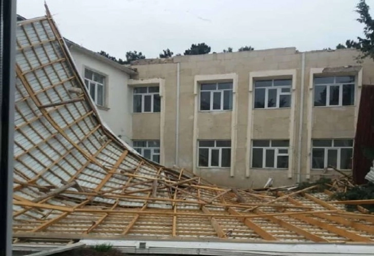 Ветер снес крышу бакинской школы –  ФОТО