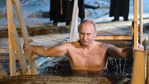 Путин окунулся в прорубь