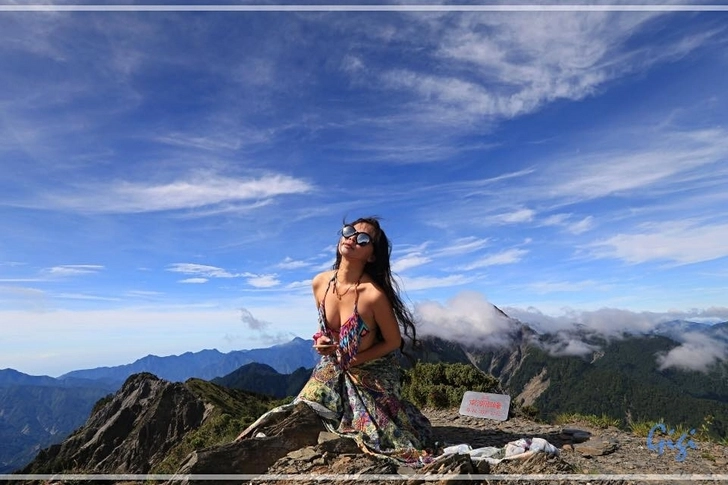 Прославившаяся путешествиями в бикини блогерша насмерть замерзла в горах – ФОТО