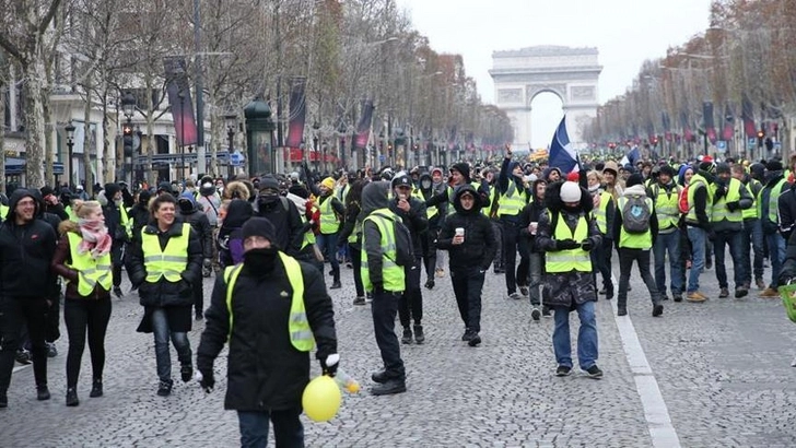 Во время манифестации «желтых жилетов» в Париже задержали более 60 человек