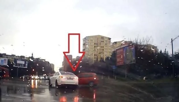 Женщина-водитель устроила ДТП в центре Баку– ВИДЕО