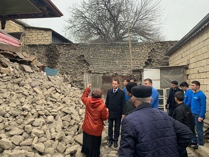 Поручение Мехрибан Алиевой. Волонтеры помогают пострадавшим от землетрясения - ФОТО