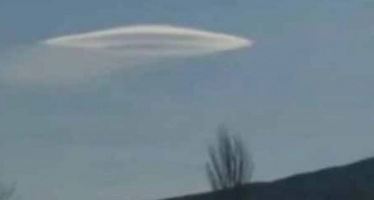 В Азербайджане облако приняли за инопланетян. Уфолог разоблачает НЛО над горой Бешбармаг