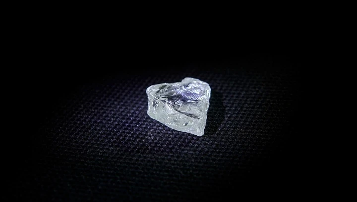 Сердце в 65 карат. В Якутии нашли алмаз необычной формы - ВИДЕО