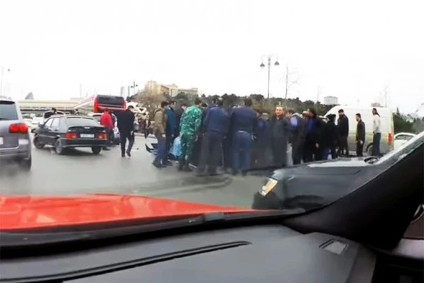 В Баку автомобиль врезался в BakuBus – ВИДЕО