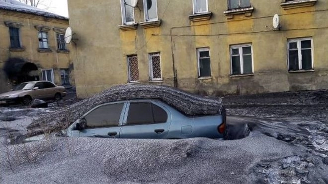 В России выпал черный снег - ВИДЕО