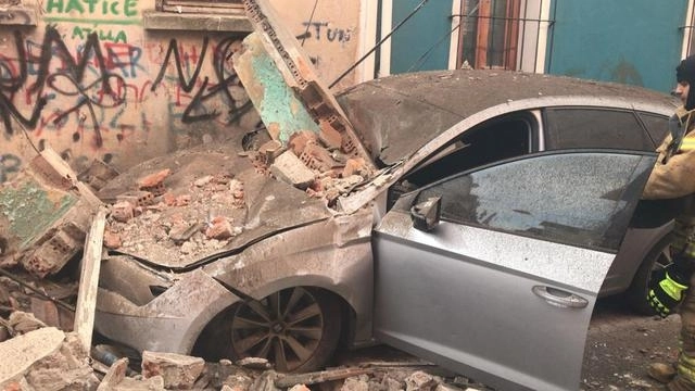 В Стамбуле рухнуло здание - ВИДЕО