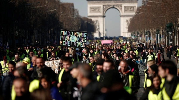 Около 1,5 тыс. человек участвуют в манифестациях «желтых жилетов» в Париже
