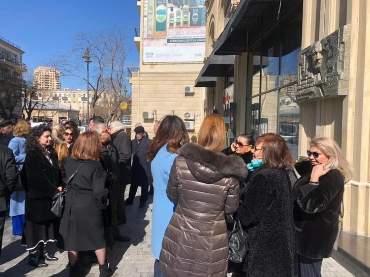 Media.az - Новости Азербайджана - По поручению Мехрибан Алиевой подготовлен барельеф телеведущего Рафига Гусейнова – ФОТО