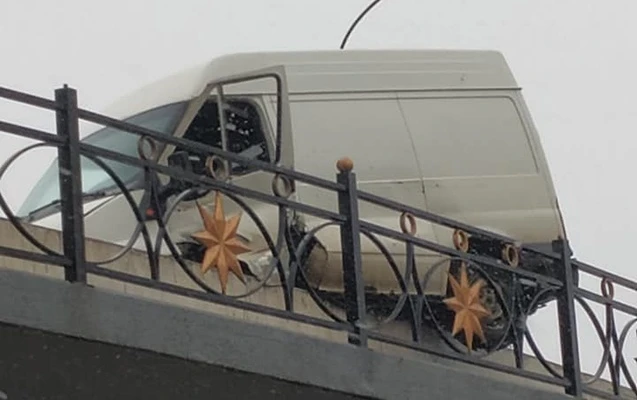 Грузовой автомобиль чуть не упал с моста в Баку - ФОТО