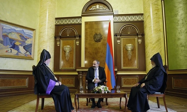 Пашинян поклялся армянским католикосам. Обзор Media.Az и новые заявления по Карабаху