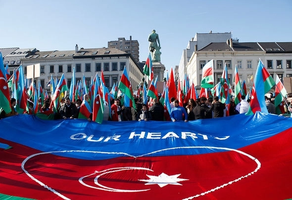 Азербайджанцы Европы провели в Брюсселе многолюдный карабахский митинг - ФОТО