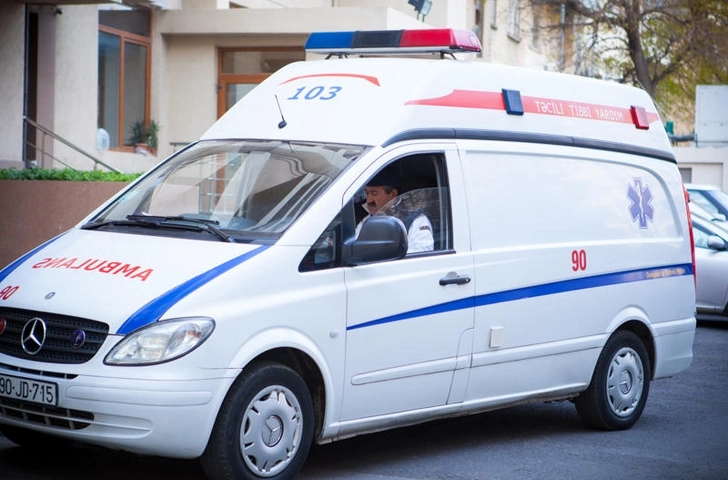 В Баку хозяин дома избил врача скорой помощи